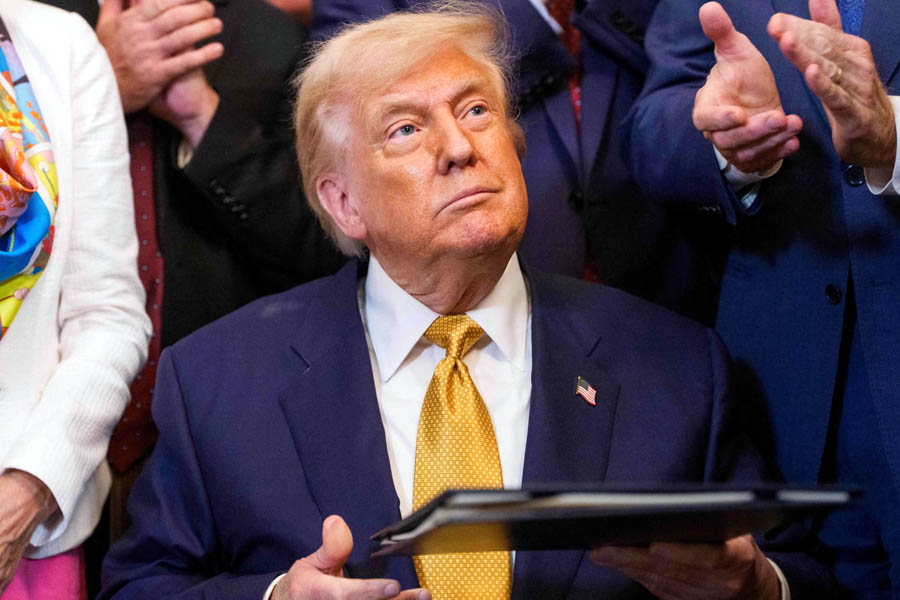 Donald Trump reportedly directs the Pentagon to target Latin American drug cartels abroad and plans to meet Russian President Vladimir Putin in Alaska next week to discuss the Ukraine war.