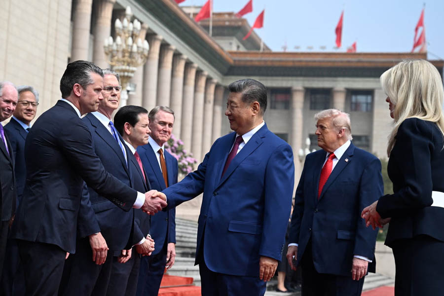 Trump and Xi greeting officials in Beijing