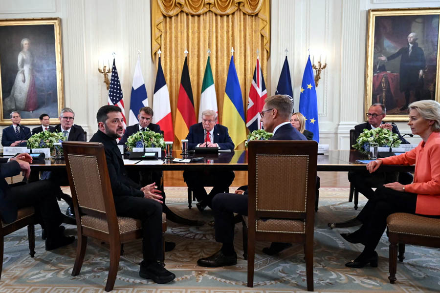 Donald Trump (center) meets Ukrainian President Volodymyr Zelenskyy and European leaders at the White House on Monday to discuss Ukraine peace talks.