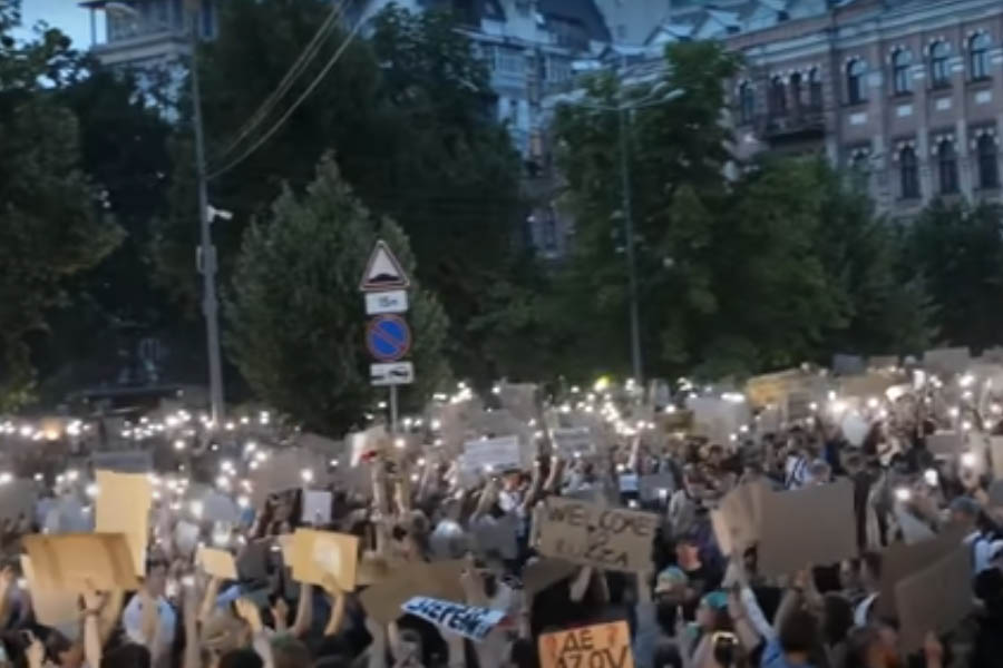 Protesters in Kyiv demand the preservation of anti-corruption independence, as Zelenskyy vows reform amid rising EU concerns.