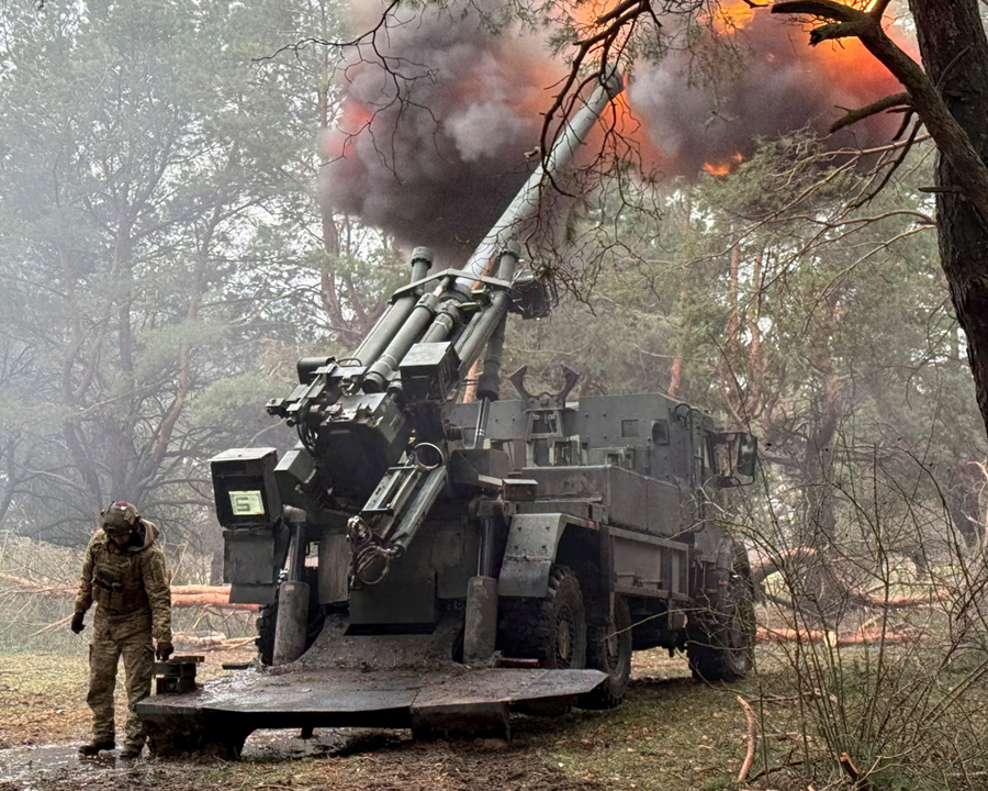 A Ukrainian howitzer fires towards Russian troops in the Zaporizhzhia region
