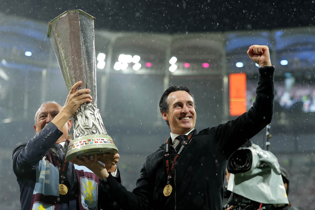 Unai Emery celebrates with trophy
