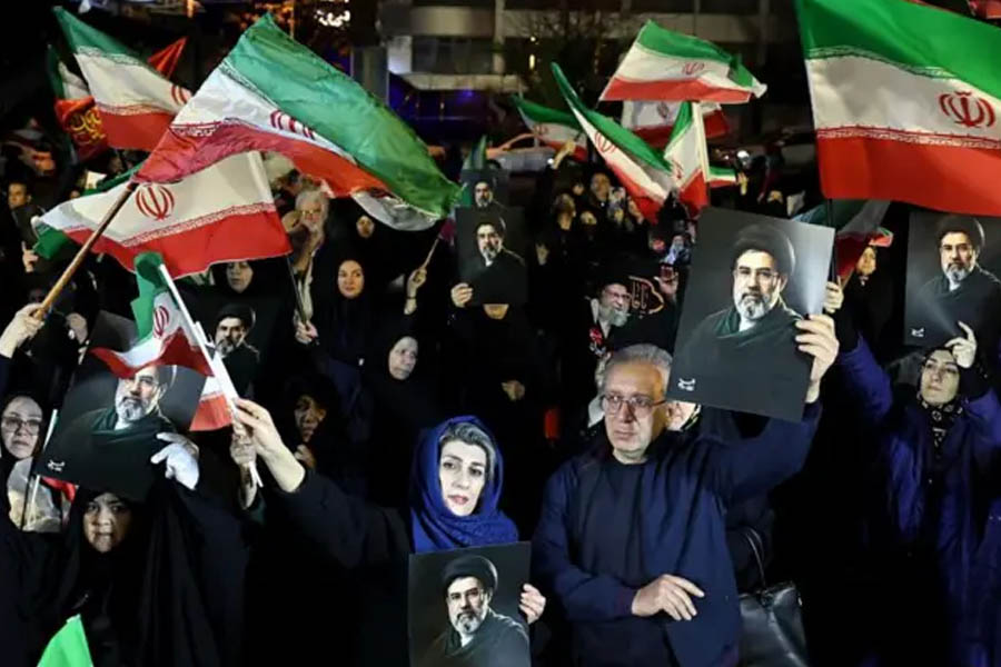 U.S. and Iran diplomatic tension as Washington claims progress in talks while Tehran denies negotiations, reflecting longstanding mistrust between the two nations.