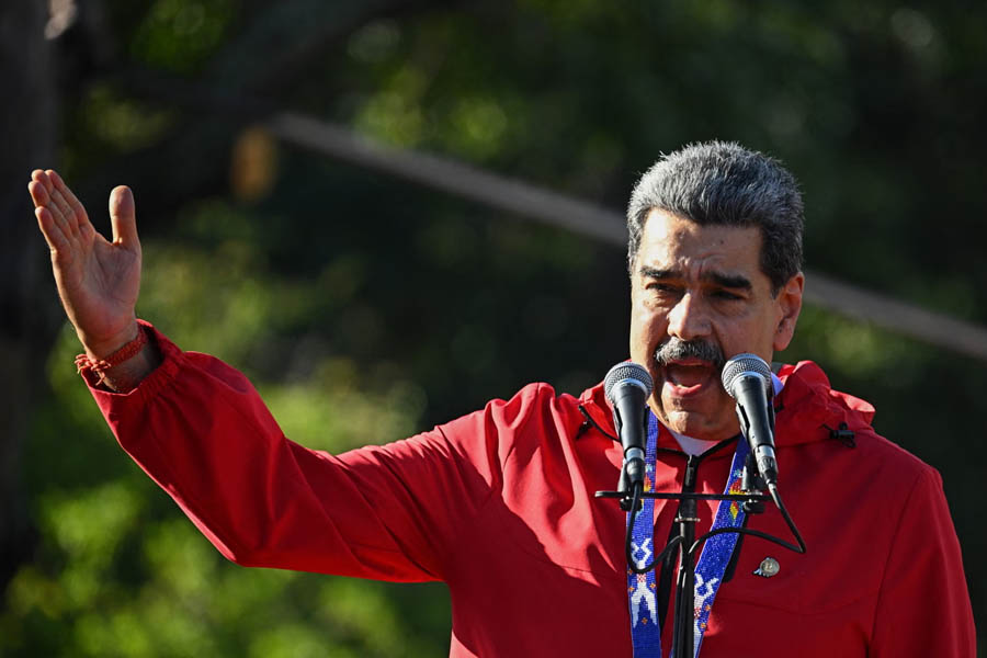 Nicolás Maduro addressing supporters in Caracas following Trump’s claim of authorizing CIA covert operations in Venezuela.