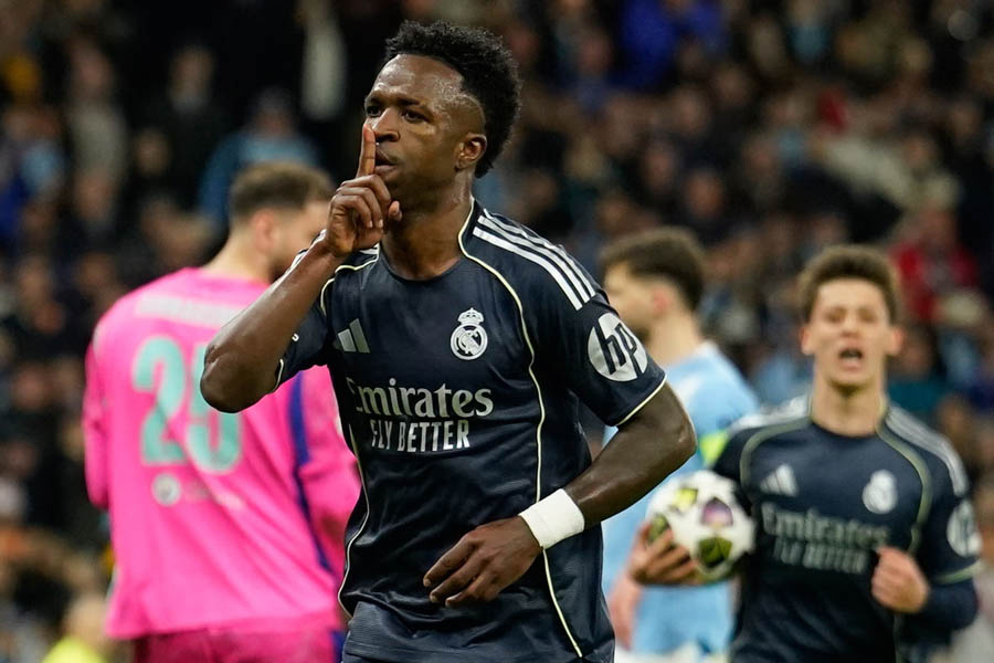 Vinícius Júnior scores penalty for Real Madrid vs Manchester City Champions League 2026