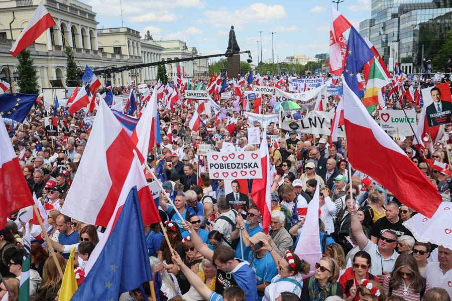Tens of thousands of people in Warsaw have taken part in duelling political marches, led by the two men vying for the Polish presidency in a 1 June runoff election