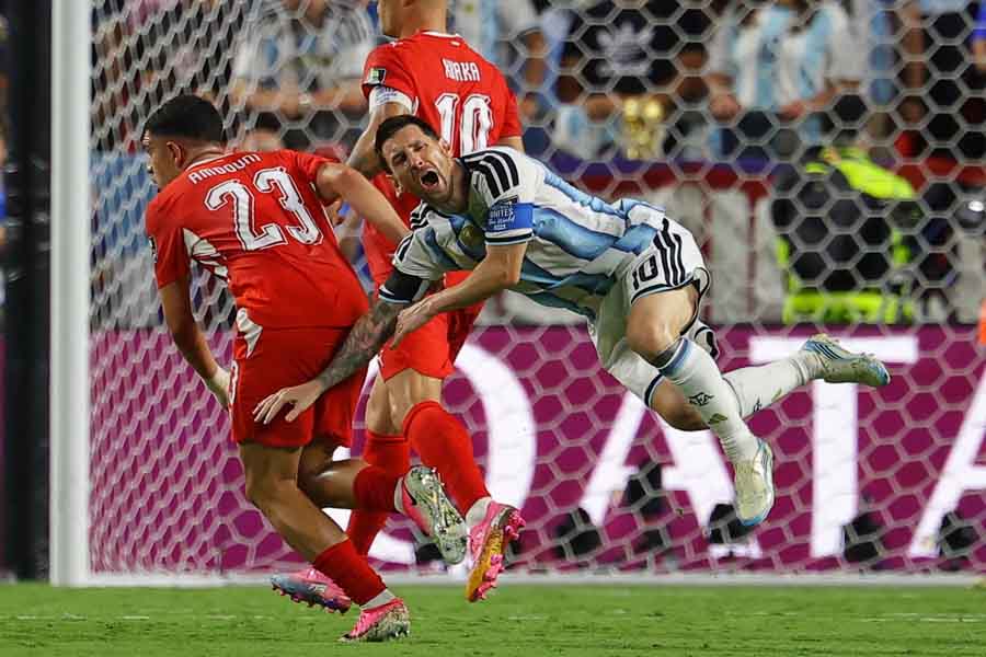 Zeki Amdouni fouls Messi for Switzerland