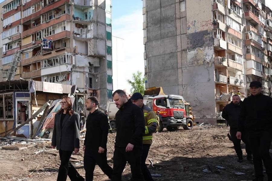 Zelenskyy at Kyiv apartment building strike site